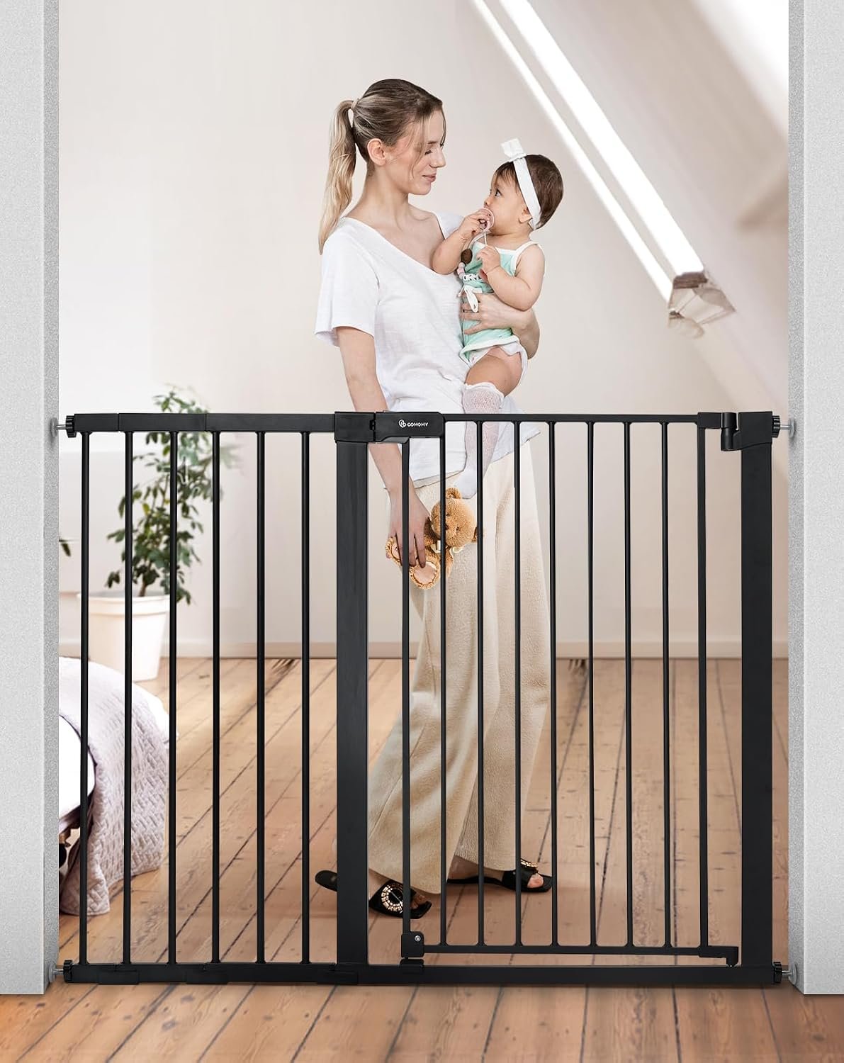 COMOMY 36″ Extra Tall Baby Gate for Stairs, Fits 29.5″ to 48.8″ Openings