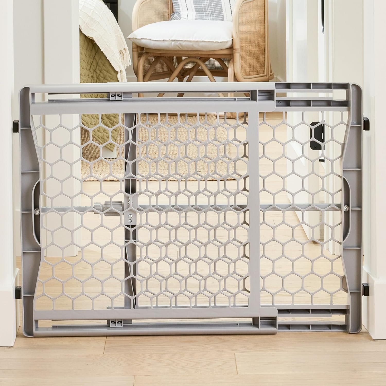 Regalo 28″-42″ Extra Wide Plastic Baby Gate, Bottom of Stairs & Doorways